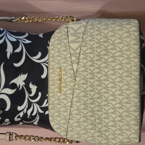 BNWT:  Michael Kors Cream/Blush Crossbody Bag with Gold Chain OBO - Picture 7 of 11